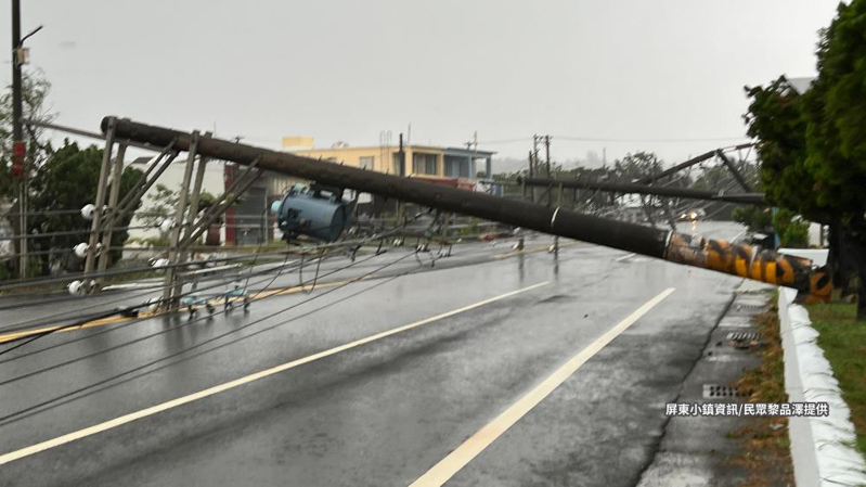 屏東縣滿州鄉永靖村中油加油站前的電線桿倒整排。圖／屏東小鎮資訊提供