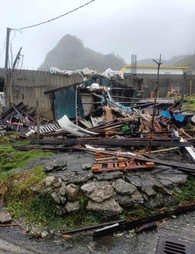 中颱小犬颱風中心今天通過台灣最南端，台東蘭嶼不少房子垮了、車子也被吹翻。圖／賴坤成提供