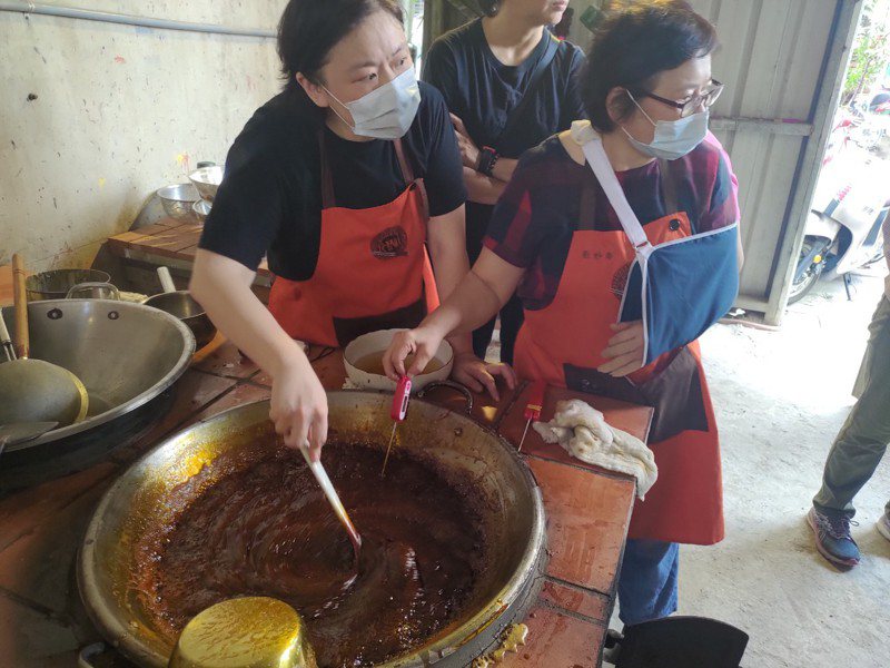 南投縣文化局與埔里青年合作，重現傳統大灶熬煮製糖過程。圖／南投縣文化局提供