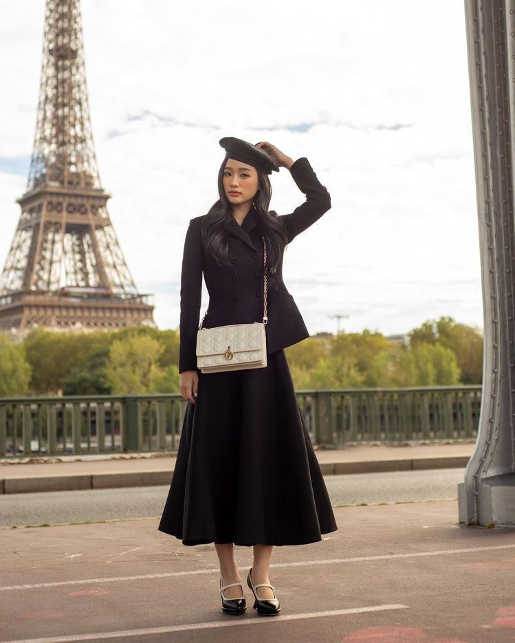DIOR品牌大使TONTAWAN揹MISS DIOR黑色籐格紋小羊皮提包遊巴黎。...