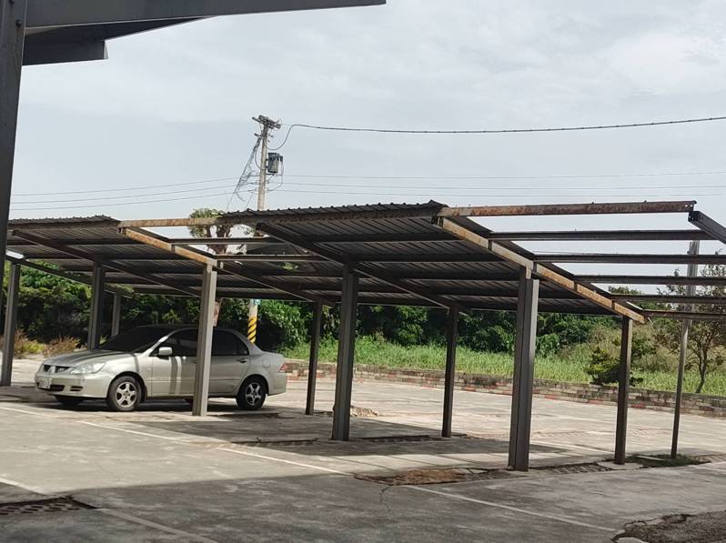 彰化縣芳苑鄉公所的北側停車場鐵皮屋頂被吹走。記者簡慧珍／攝影