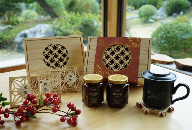 成美文化園結合鹿港「正利木器行」聯名推出「花窗．烏干金XO醬」禮盒，將傳統花窗工藝運用於包裝設計，讓伴手禮更顯精緻。圖／成美文化園提供