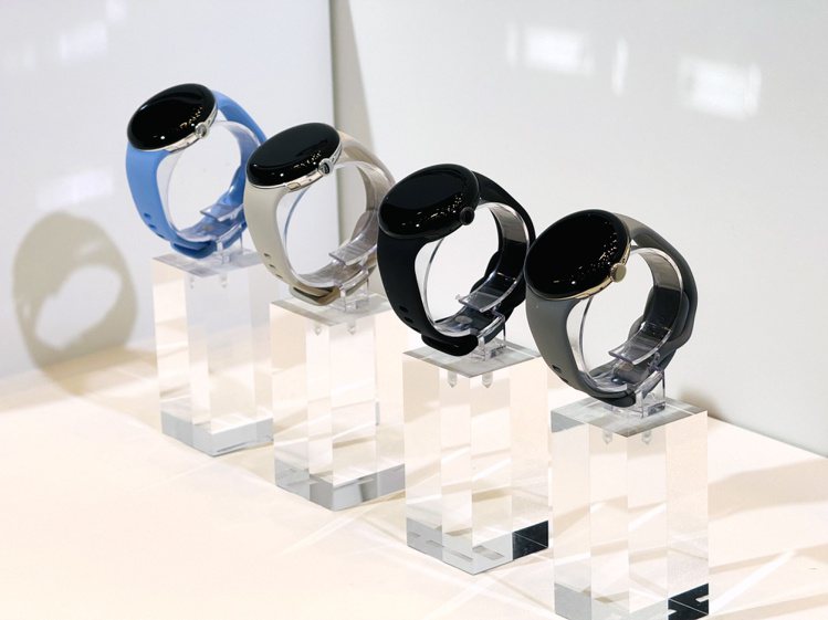 Pixel Watch 2 WiFi版售價10,990元、LTE版售價12,990元，提供霧黑色不鏽鋼錶殼/曜石黑運動錶帶、金屬銀不鏽鋼錶殼/陶瓷米運動錶帶、香檳金不鏽鋼錶殼/霧灰色運動錶帶、以及金屬銀不鏽鋼錶殼/海灣藍運動錶帶共4種顏色款式。記者黃筱晴／攝影