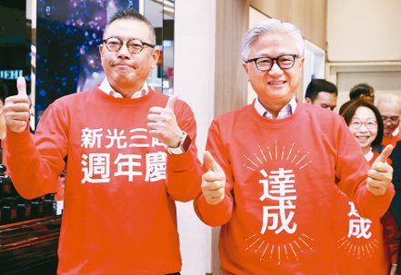 新光三越南西店周年慶昨天開跑，董事長吳東昇（右）與總經理吳昕陽（左）親自出來迎接。記者曾學仁／攝影
