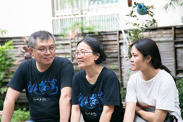林傑民(左)、妻子謝文綺(中)及女兒(右)一家樂善好施、和樂融融。 圖／蔡佳真攝...