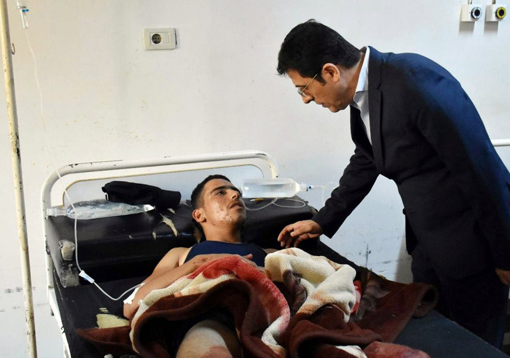 荷姆斯軍校攻擊案，敘利亞衛生部長賈巴許探望傷者。 圖／歐新社