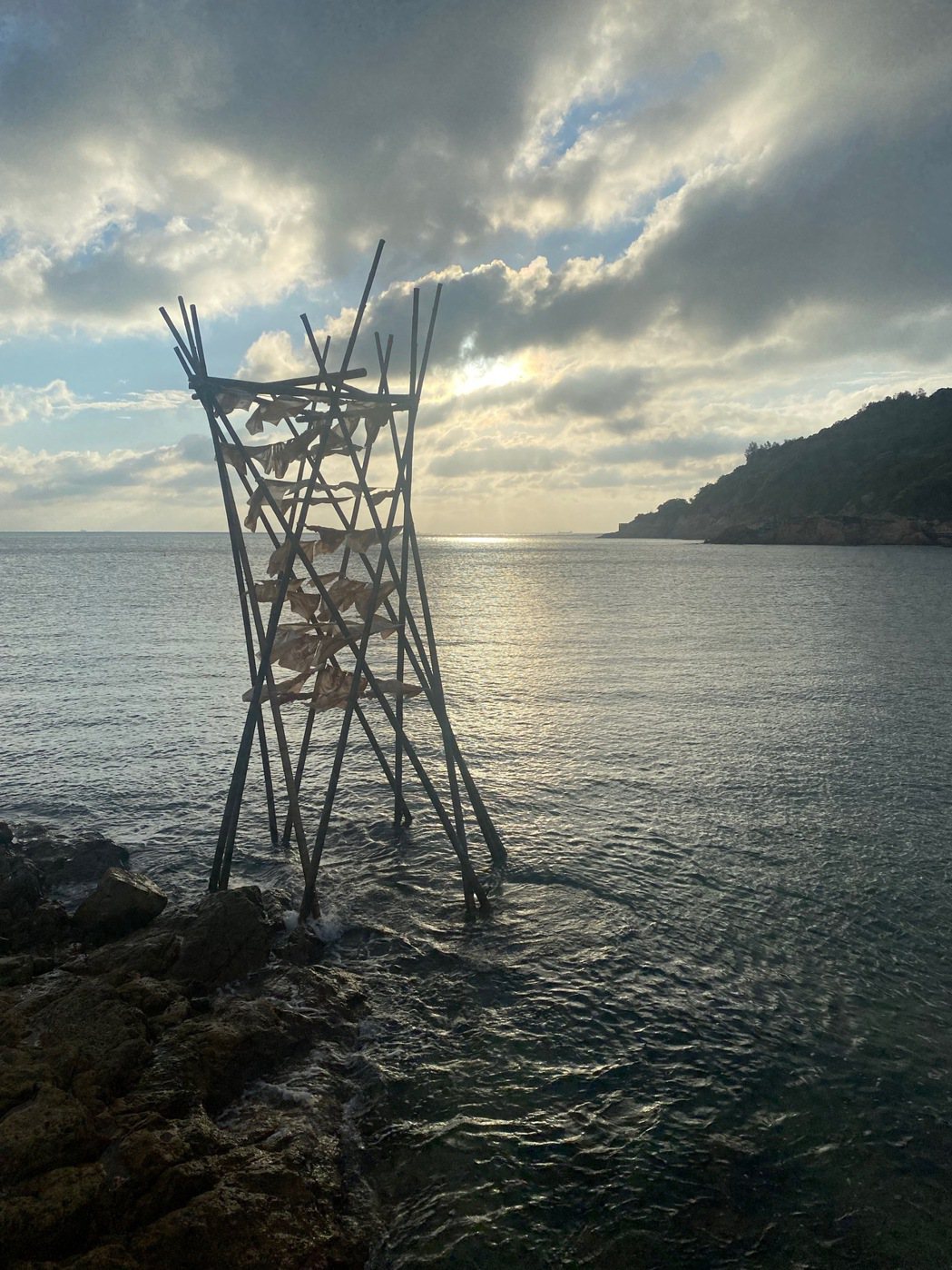 仁愛沙灘的作品「風塔」安置在海上，這件是由當地居民共同完成。圖／曾文泉提供