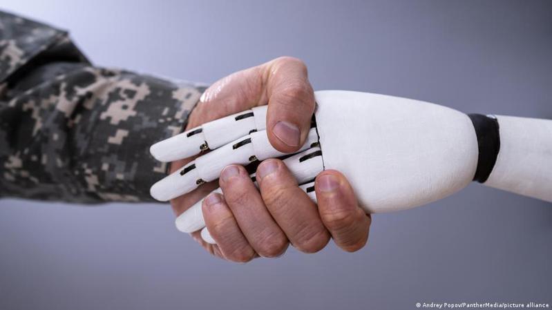 美國國防部副部長凱瑟琳·希克斯在接受採訪時表示，人工智能可以幫助美國印太司令、海軍上將約翰·阿奎利諾解決「他最擔心的」一些問題。圖／德國之聲中文網