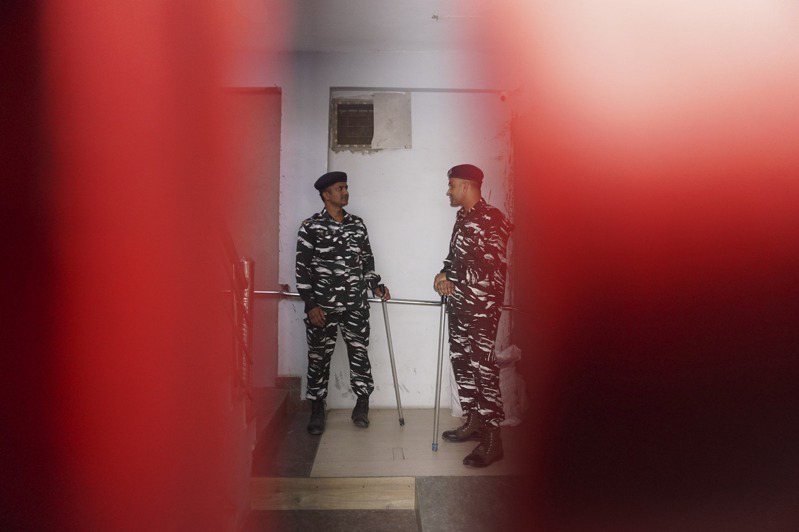 圖為印度的維安人員在NewsClick辦公室外站崗。美聯社
