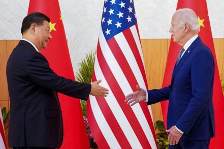 美國總統拜登（右）與中國國家主席習近平，去年11月在印尼G20峰會見面時的檔案照片。 路透