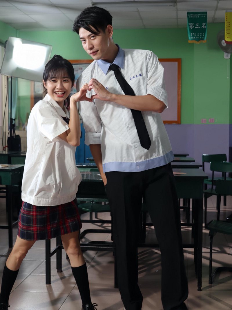 馮晨軒（右）拍攝新歌MV，與啦啦隊女神慈妹有許多對手戲。圖／迷因工作室提供