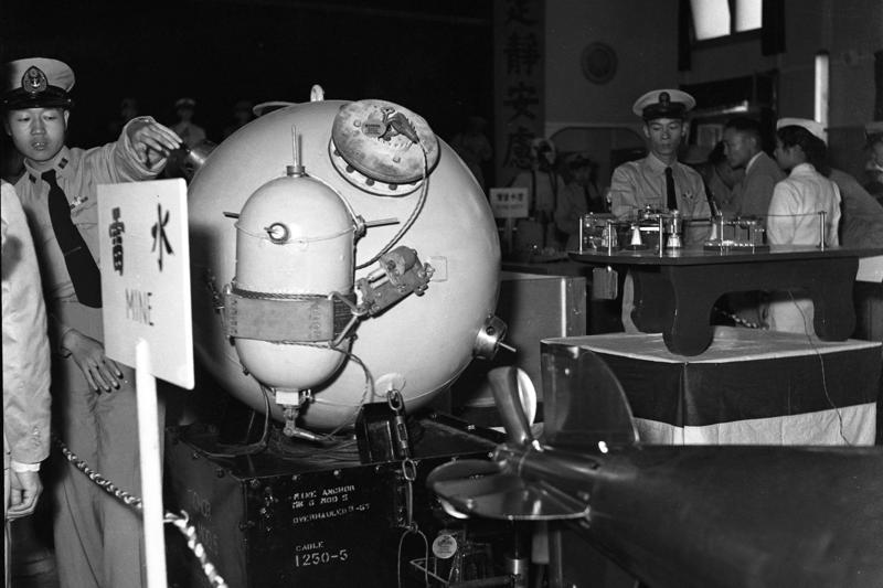 1957年10月7日，國軍陸海空勤裝備展覽，圖為海軍展場中的水雷。圖／聯合報系資料照片