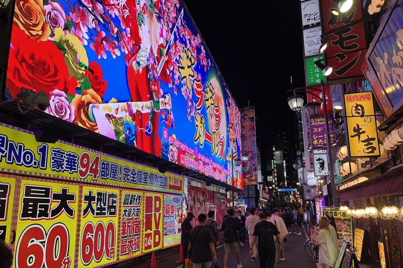 東京新宿的歌舞伎町，每到夜晚總是人聲鼎沸，此處也是日本黑幫住吉會旗下「住吉一家」大本營，台灣與大陸幫派也在此立山頭插旗，形成另類的「三國爭霸」。圖／讀者提供