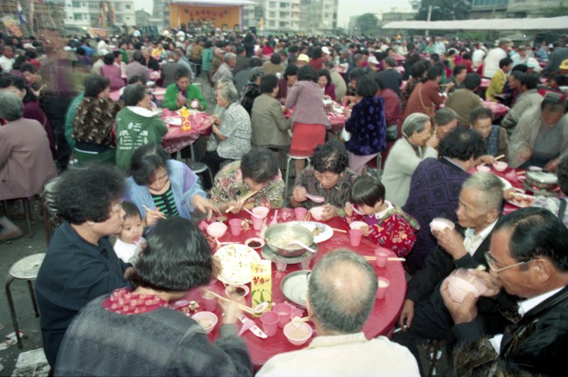 流水席或辦桌是傳統台灣社會聚集親友、交流情感的飲宴方式。圖為1993年雲林縣辦桌場景。圖／聯合報系資料照片