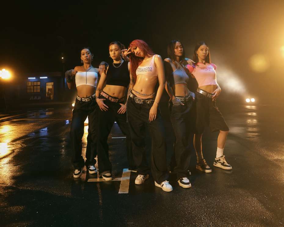 Karencici在新歌「Bad Girls Behave」MV 帶4位舞者跳舞。圖／華研國際提供