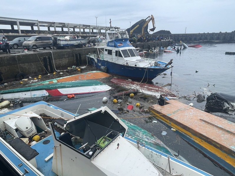 蘭嶼開元港因小犬颱風導致港內80艘船隻翻覆，造成塞港。圖／消防署提供