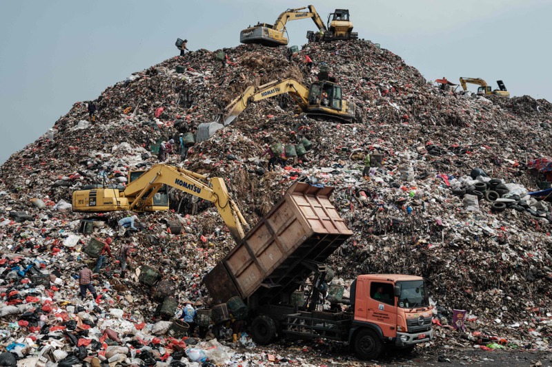 自日本京都工藝纖維大學小田耕平團隊2001年在垃圾場發現可分解塑膠的細菌以來，人類在約20年間產生約25億噸塑膠垃圾，每年還會再產生3億8000萬噸塑膠垃圾。法新社