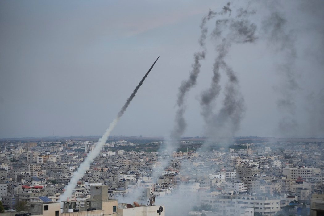 哈瑪斯對以色列發射火箭彈。 圖／美聯社