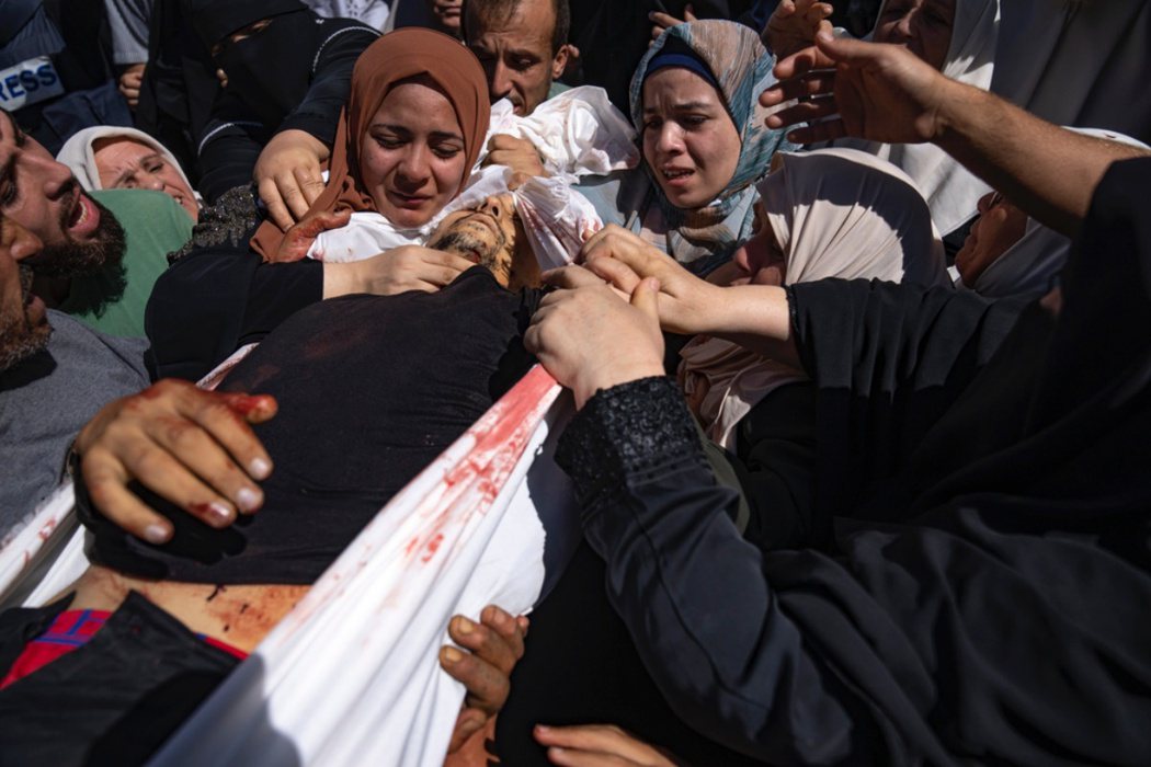 巴勒斯坦人抬著一名在衝突中罹難者的遺體。 圖／美聯社