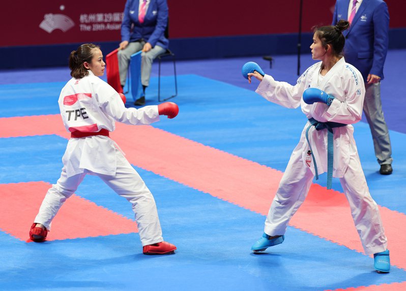 辜翠萍（左）重返亞運打進女子55公斤級金牌戰，但敗給烏茲別克對手拉希莫娃。圖／中華奧會提供