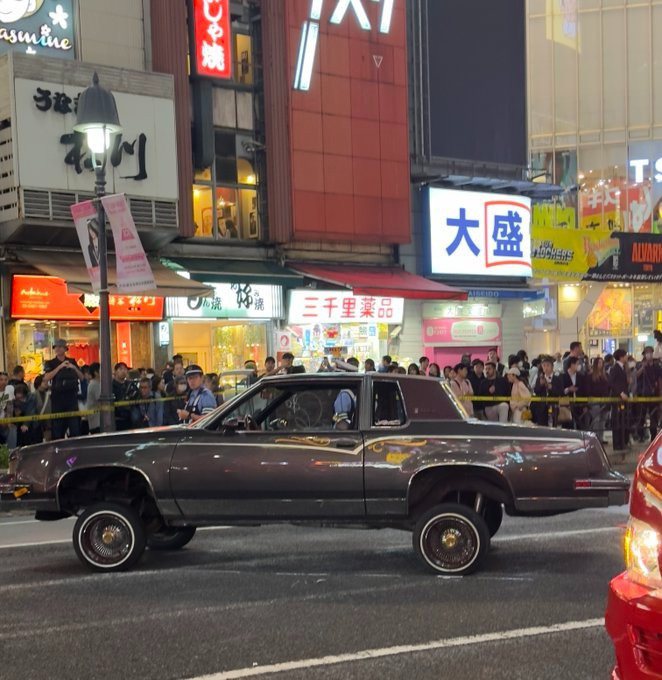 東京消防廳指出，日本晚間7時30分（台北時間6時30分），東京都澀谷區道玄坂的澀谷車站前，有汽車突然衝向人群，導致至少8人受傷。圖／擷自社群平台X @nanairo2022