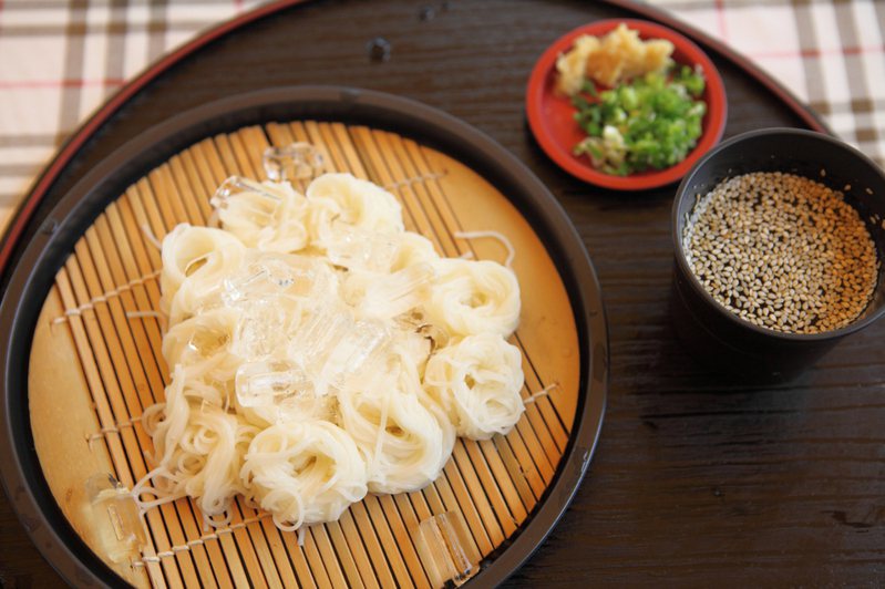 日本石川縣津幡町流水素麵餐廳「大瀧觀光流水素麵」爆發大規模食物中毒，約892人受害，他們表示有出現發燒和腹瀉症狀。情境示意圖。圖／Ingimage