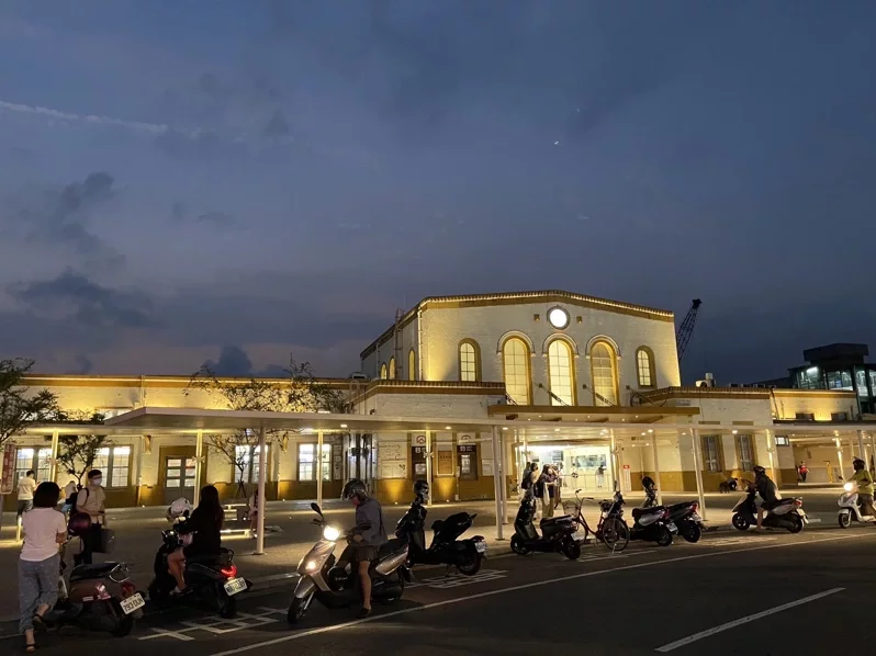 古蹟嘉義火車站光環境改造入圍台灣光環境獎。圖／嘉市府交通處提供