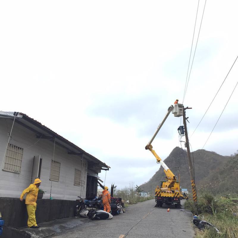 小犬颱風肆虐蘭嶼，全島電力恢復四成、尚有1008戶停電，台電工程人員持續搶修。圖／取自蘭嶼公所臉書