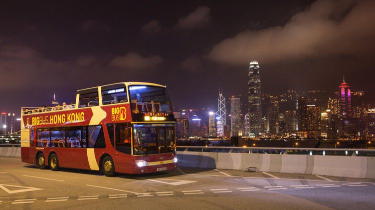 香港旅遊發展局也會推出旅客開篷巴士夜遊香港優惠，今年11月至明年1月期間，旅客可於傍晚6時後，在相關的路線總站現場購票，只需港幣20元即可暢遊。圖/港旅局提供