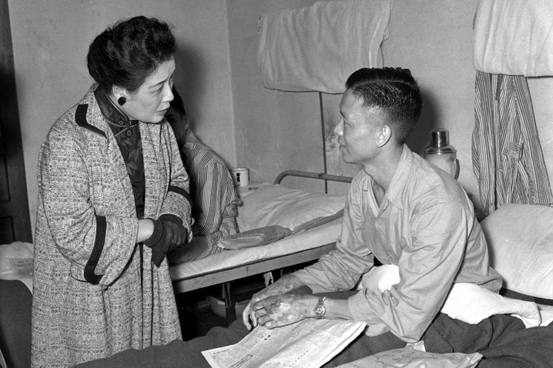 總統夫人蔣宋美齡（左）率領婦聯會代表團，前往第一總醫院慰問全體傷患官兵。圖／聯合報系資料照片