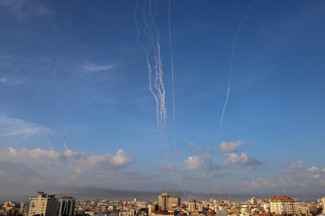哈瑪斯7日突襲以色列，發射5千枚火箭。圖為加薩走廊上空的一波火箭攻擊。新華社