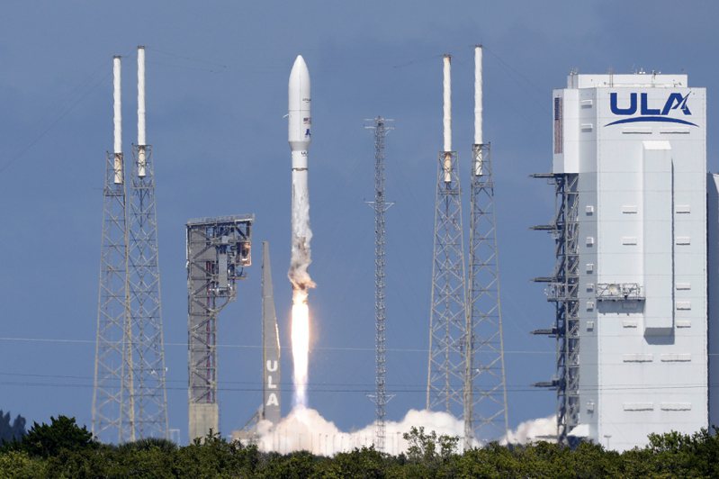 亞馬遜6日發射其Kuiper網路計畫的首批測試衛星，將挑戰馬斯克的星鏈計畫。美聯社