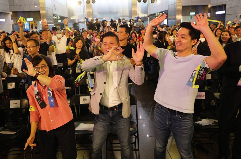 2023台北白晝之夜「起義吧！」今天在信義區熱鬧開鑼，台北市長蔣萬安（右）一開始帶領來賓一起熱舞搖動。記者潘俊宏／攝影