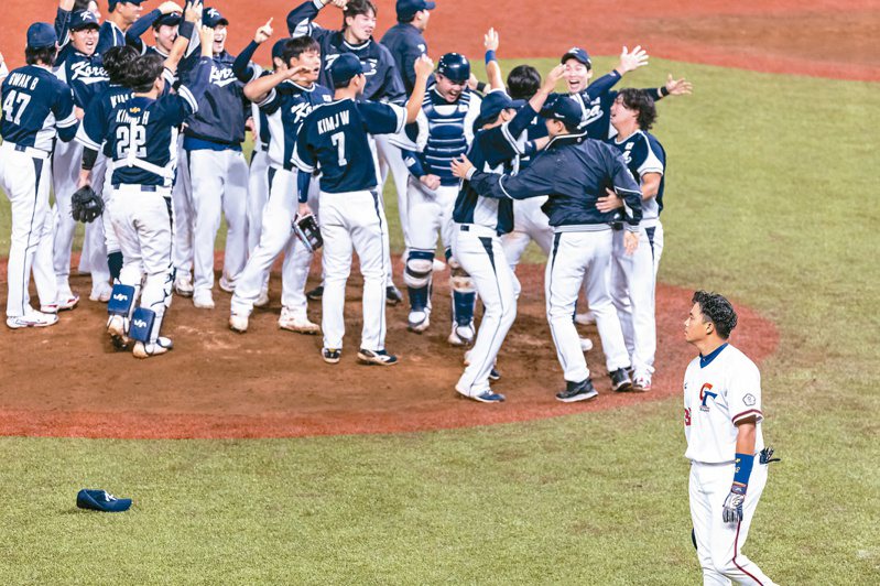 杭州亞運棒球賽中華隊爭金失利，只能落寞看著南韓隊在投手丘慶祝。特派記者季相儒／攝影