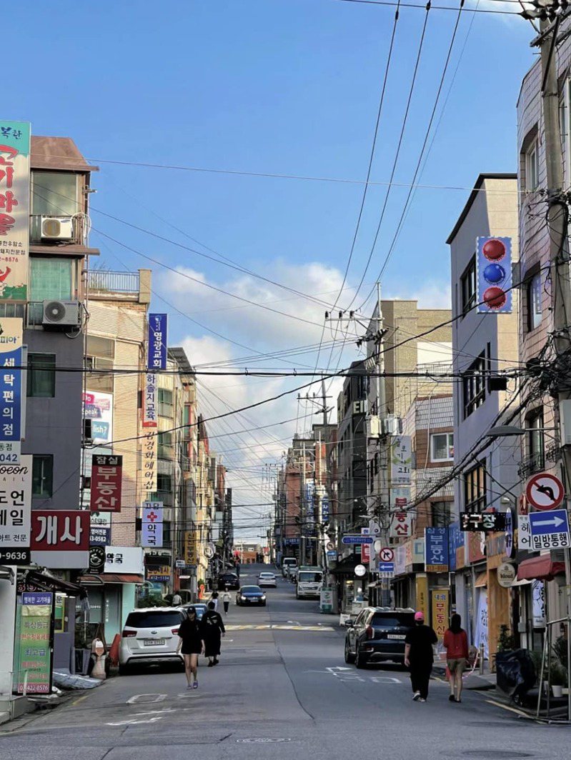 有網友分享自己拍的韓國街景照，並吐嘈「去韓國總覺得好像沒出國」。圖／擷自「爆廢公社二館」
