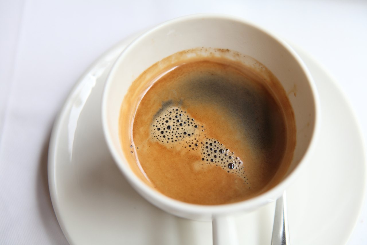 咖啡感官上的苦，由於咖啡因本身即帶有苦味，咖啡裡的奎寧酸與綠原酸等有機酸也會帶來感官上的苦。