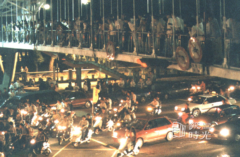 台中市雙十路路橋上聚集大批民眾看路面飆車。圖／聯合報系資料照(1995/06/11 郭耿文攝影)