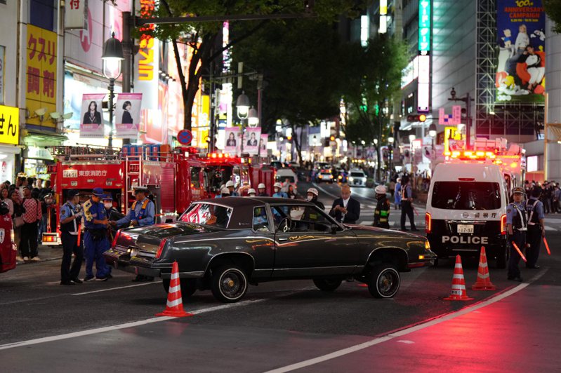 日本東京知名的澀谷十字路口7日晚間發生汽車衝撞人群的事故，造成7人受傷。路透