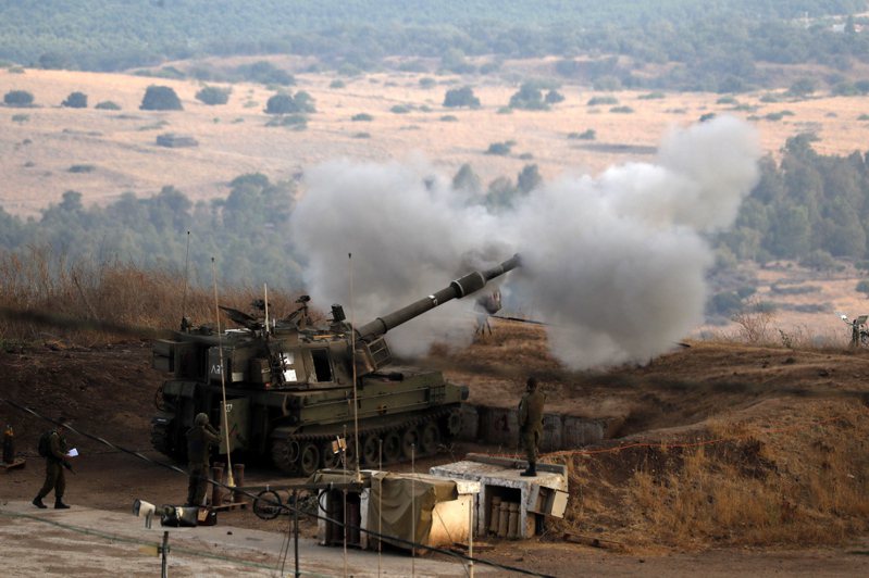 以色列國防軍證實於當地時間8日上午以大砲強轟黎巴嫩，稱反制其迫擊砲攻擊。圖為以色列砲兵今年8月於以色列和黎巴嫩交界處進行軍事演練。歐新社