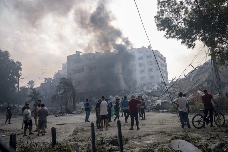 以色列空襲加薩報復哈瑪斯組織突襲以國，當地建築8日冒出黑煙或倒塌。美聯社