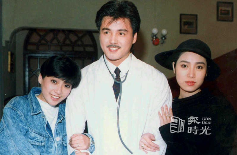 林瑞陽(中)和陳思萍( 右)在「悲歡歲月」中由年輕演到中年，左為鄭宜雰。 圖／聯合報系資料照(1988/03/31 郭肇舫攝影)