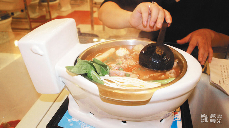在便所餐廳吃的是「馬桶火鍋」，別有一番風味，相當有意思。圖／聯合報系資料照(2007/10/25 廖雅欣攝影)