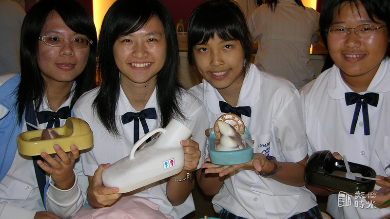 便所餐廳的尿壺飲料及馬桶冰，讓年輕學子「津津樂道」。圖／聯合報系資料照(2006/06/26 謝梅芬攝影)