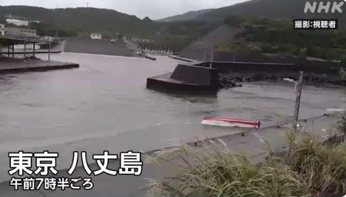 日本伊豆群島鳥島近海9日清晨發生地震，日本氣象廳隨後針對靠太平洋側部分地區發布「海嘯注意報」，已知八丈島出現高度約60公分海嘯，造成船隻翻覆或被沖走，但無人傷亡。 圖／翻攝自NHK NEWS X