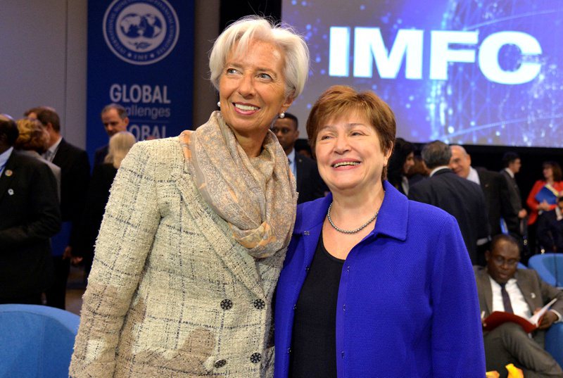 歐洲央行總裁拉加德（左）透露，國際貨幣基金組織（IMF）已下調除美國之外全球經濟成長速度的預測。圖右為IMF總裁喬治艾娃。路透