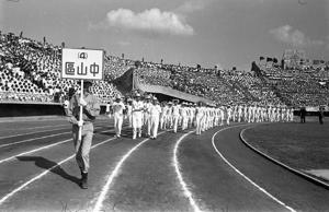 1967年10月10日，台北市世運大會開幕典禮登場。圖為中山區選手代表繞場一周。圖／聯合報系資料照片