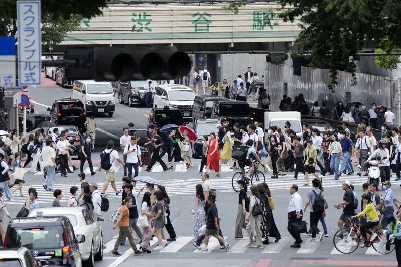 日本東京都澀谷站周邊每到萬聖節便會聚集人潮，因擔憂意外發生的可能性，當地呼籲民眾儘量避免在節日當天前往。美聯社
