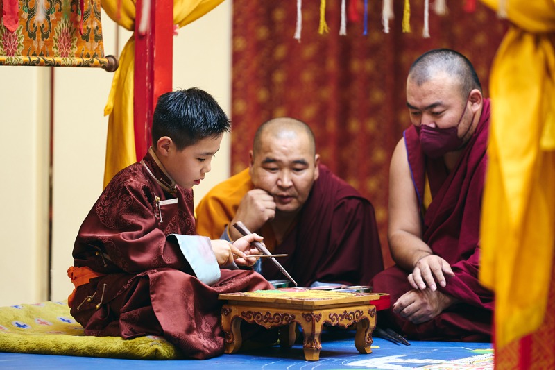 阿爾坦納（左）生於蒙古一個富裕之家，注定這輩子衣食無憂。但他在懂事前就被選為蒙古藏傳佛教的「轉世靈童」，8歲的他如今處於達賴喇嘛與中共信仰之爭的中心。圖／紐約時報