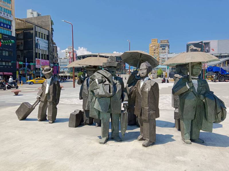 基隆市政府與朱銘美術館合作，在國門廣場展出的人間系列雕塑，展期到10月10日，館方預計14日撤離作品。記者邱瑞杰／攝影