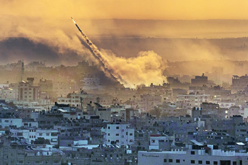 哈瑪斯7日突襲以色列城鎮和軍事基地。圖為從加薩走廊發射的數枚火箭。美聯社